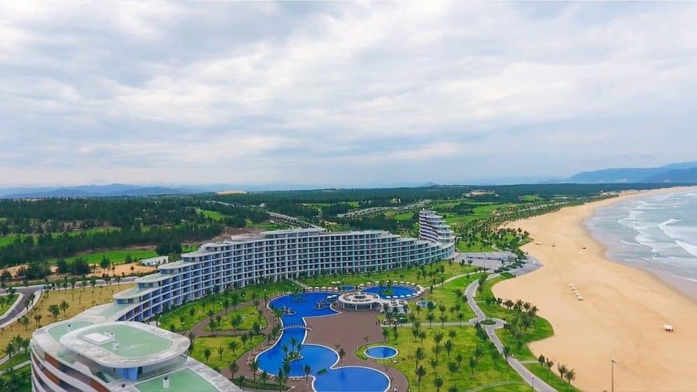 FLC Luxury Hotel Quy Nhon là lựa chọn lý tưởng cho kỳ nghỉ thư giãn, với thiết kế hiện đại và dịch vụ chu đáo, tạo nên không gian nghỉ ngơi lý tưởng (Ảnh: Sưu tầm internet)