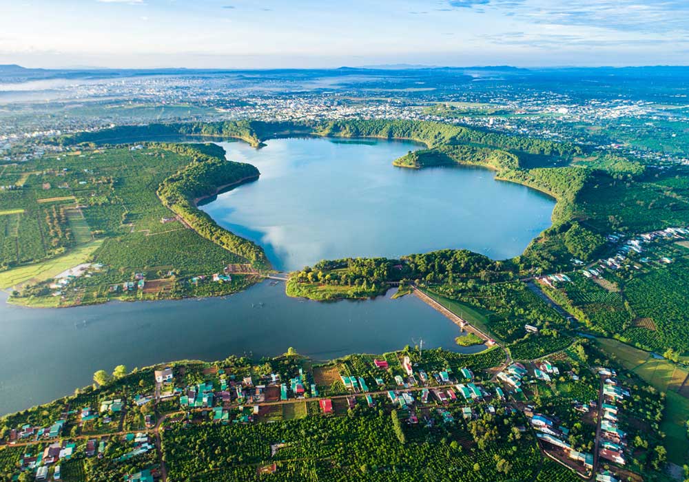 Hồ T’Nưng thơ mộng gắn liền những câu chuyện kỳ bí của vùng đất đỏ bazan (Ảnh: Phạm Quý)