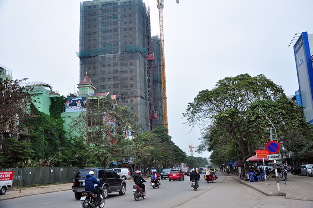 Du khách di chuyển qua đường Trần Hưng Đạo, Quảng Ninh để đến Đền Cửa Ông (Ảnh: Báo Quảng Ninh)