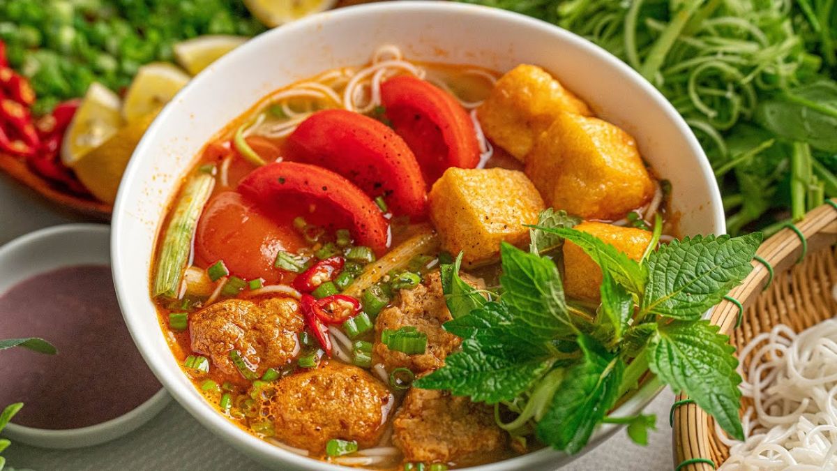 BÚN RIÊU CHAY QUẬN 4 THANH ĐẠM VỚI RIÊU LÀM TỪ ĐẬU HŨ VÀ NẤM TƯƠI