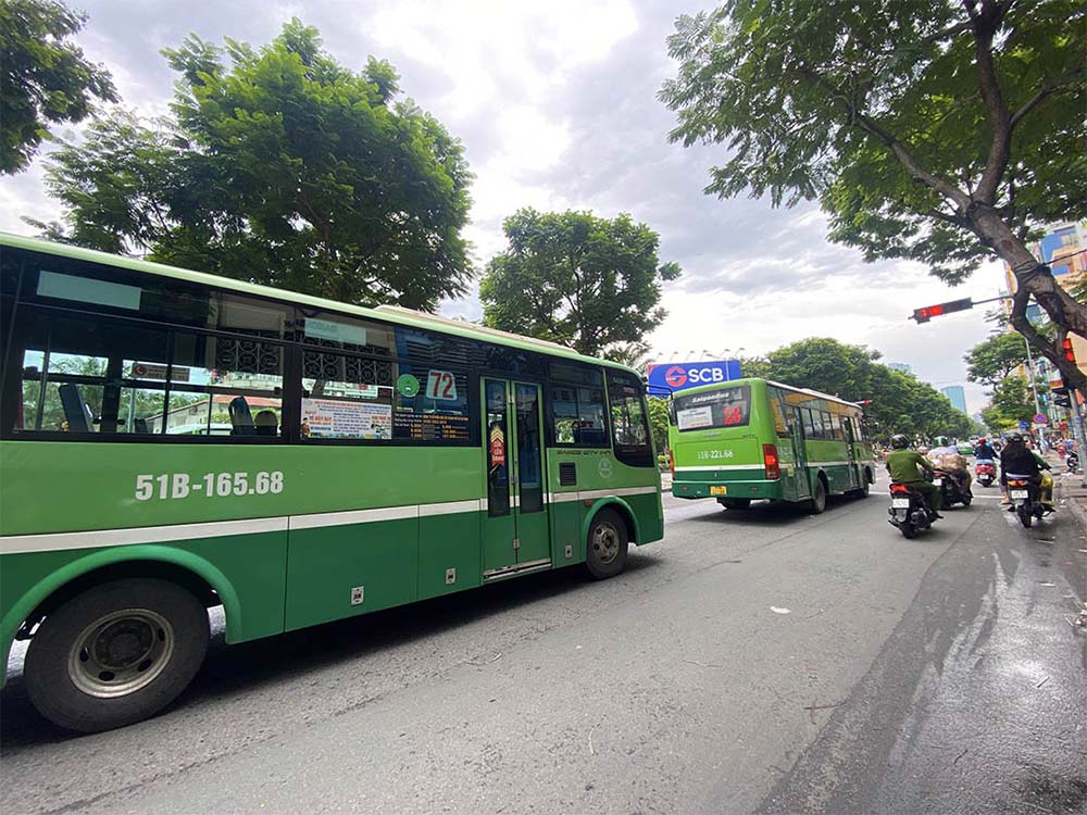 Có nhiều tuyến xe bus đi ngang qua công viên Văn Lang (Ảnh: Saigon Times)