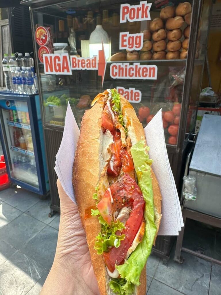 Bánh Mì Bà Nga - Bánh mì vỉa hè "chất lượng" ngay trung tâm phố cổ (Ảnh: Sưu tầm internet)