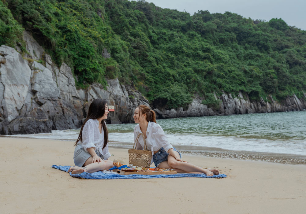 Dạo chơi trên bờ cát trắng, tận hưởng không khí trong lành tại bãi biển Phú Yên (Ảnh: Sưu tầm Internet)