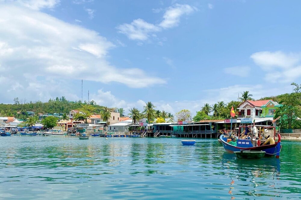 Làng chài Hòn Miễu Nha Trang là một bức tranh sống động về cuộc sống ngư dân, nơi những chiếc thuyền nhỏ nhấp nhô trên mặt biển trong lành, tạo nên một không gian bình dị và yên ả (Ảnh: Sưu tầm internet)