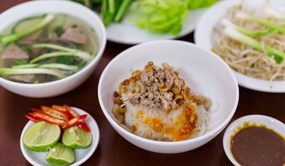 Phở khô Gia Lai mang hương vị đặc trưng hấp dẫn nhờ hương vị đậm đà