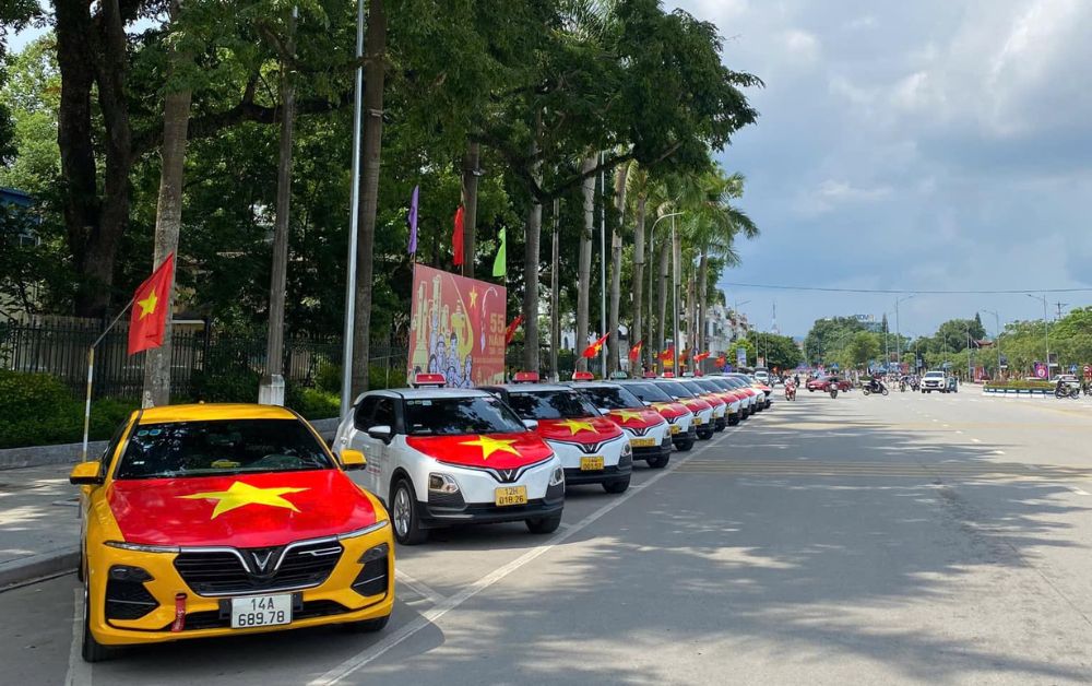 Đội ngũ xe điện của taxi Xanh Đông Bắc hướng về tổ quốc thân yêu (Ảnh: Fanpage Taxi Xanh Đông Bắc)