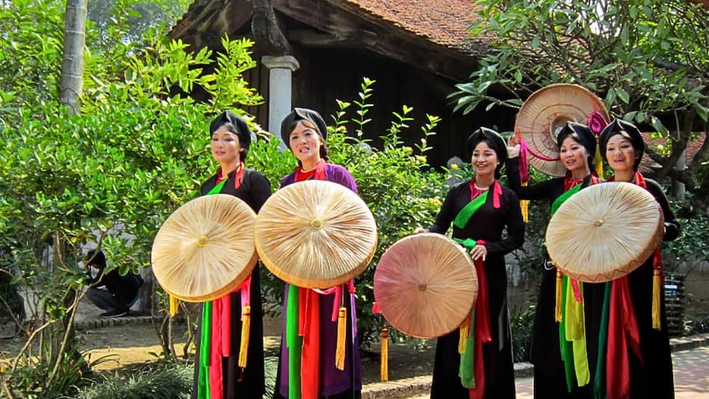 Hát Quan họ là phần các liền anh, liền chị giao lưu và thể hiện tình cảm qua những câu hát trữ tình