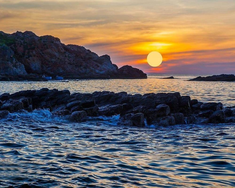 Hãy thử ngồi trên bãi đá và ngắm nhìn mặt trời dần chìm xuống đáy biển bình yên (Ảnh: Sưu tầm internet)