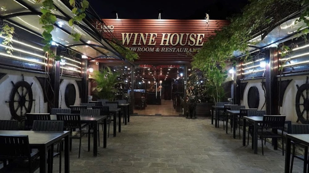 Wine & And Steak House Hồ Tây mang đến không gian ấm cúng, thích hợp để hẹn hò