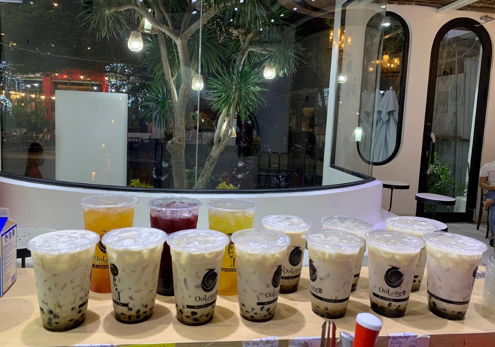 Thực đơn đa dạng với trà sữa, trà trái cây, đồ uống đá xay mát lạnh (Ảnh: OoLong MilkTea & Coffee)