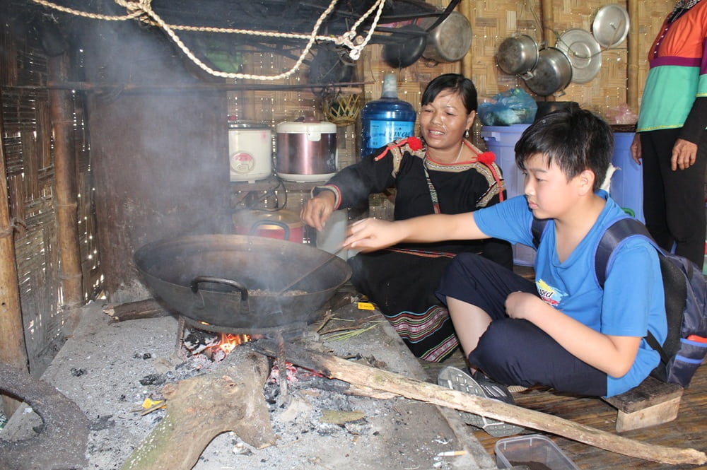 Du khách sẽ tận mắt chứng kiến quy trình rang, xay và pha chế cà phê theo phong cách Tây Nguyên (Ảnh: Langvanhoavietnam.vn)