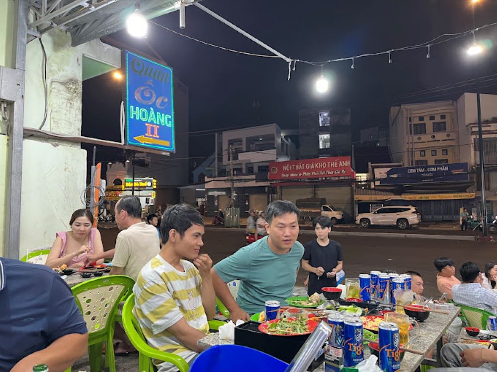Không gian ngoài trời thoáng mát, thoải mái, thích hợp tụ họp bạn bè hay ăn nhậu nhẹ nhàng (Ảnh: Sưu tầm Internet)