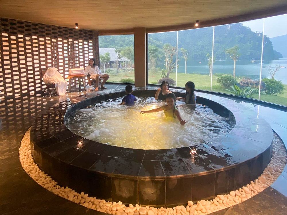 Bể sục khoáng nóng onsen