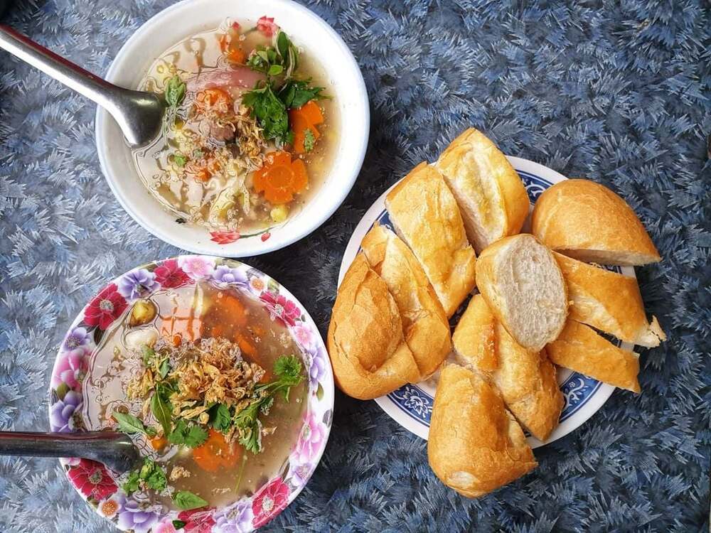 Món bánh mì chấm Quy Nhơn là sự sáng tạo tuyệt vời của ẩm thực đường phố, với hương vị hấp dẫn và cách thưởng thức độc đáo khiến ai cũng mê mẩn (Ảnh: Sưu tầm internet)