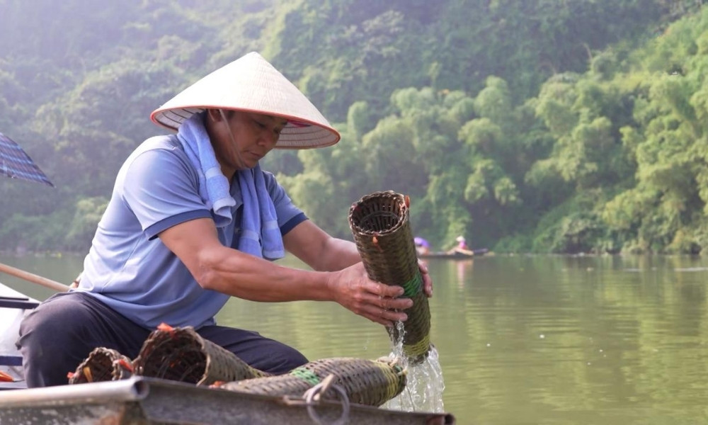 Du khách có thể trải nghiệm các hoạt động câu cá, bắt cá tại hồ Quan Sơn