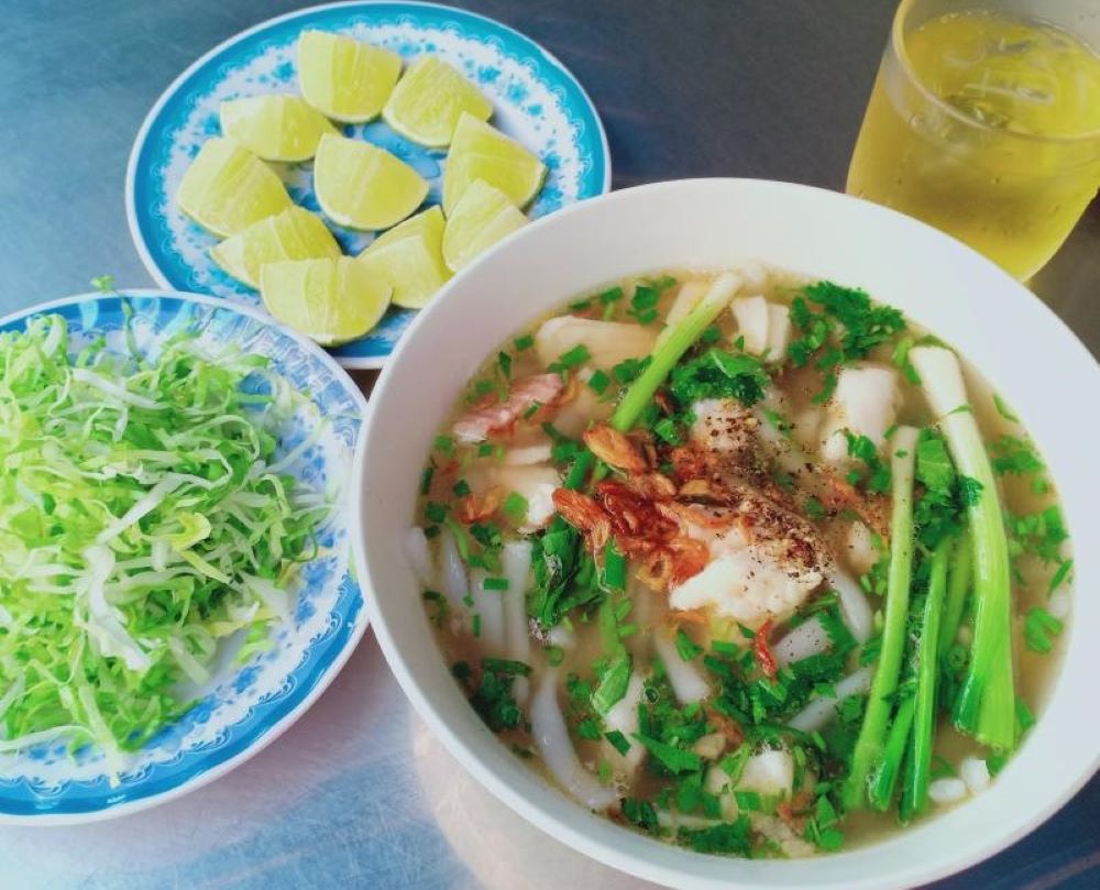 Bánh canh cua ở Bình Thạnh thường được ăn kèm với nhiều món phụ để tăng thêm hương v
