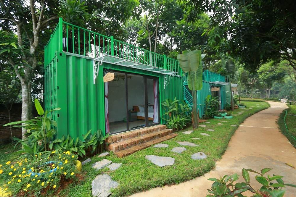 Phòng container với tầm nhìn sân vườn xanh mát