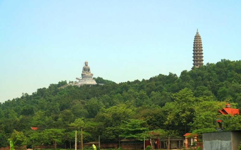 Khung cảnh thiên nhiên trong lành và yên bình quanh chùa