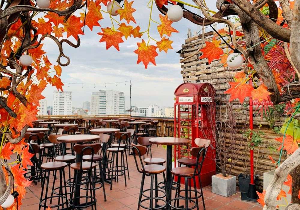 Hòa mình vào cảnh sắc mùa thu châu Âu tại Lang Thang Rooftop (Ảnh: cafesongao.com) 