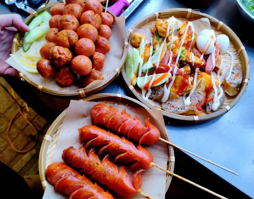 Thùy Trang là địa chỉ ăn vặt buổi tối quen thuộc, đặc biệt đông vào cuối tuần nhờ chất lượng đồ ăn thơm ngon (Ảnh: Xiên nướng Thùy Trang)