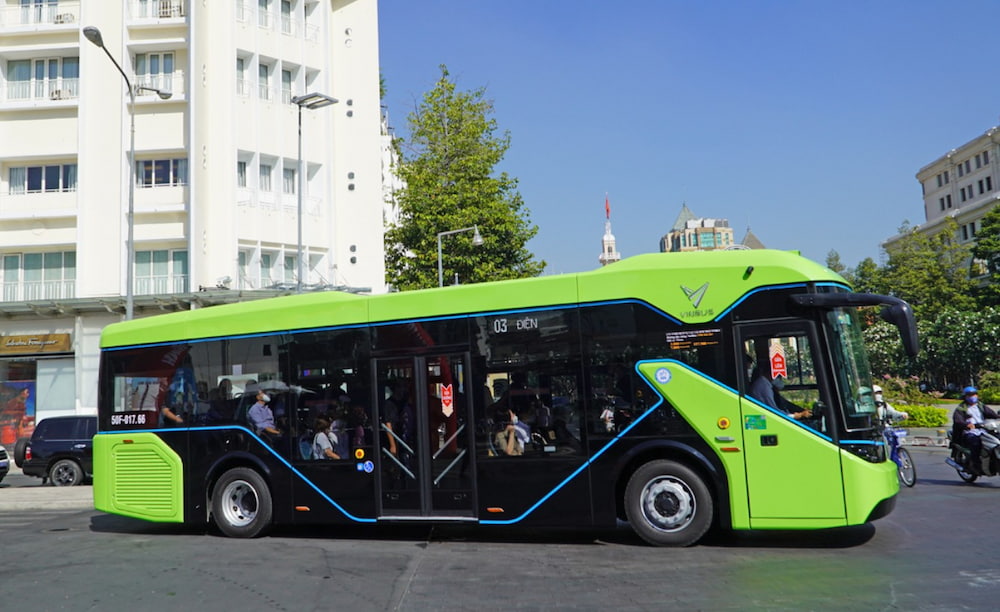 Xe bus cũng là một lựa chọn thích hợp để bạn di chuyển đến quận 4 (Ảnh: Vinbus.vn)