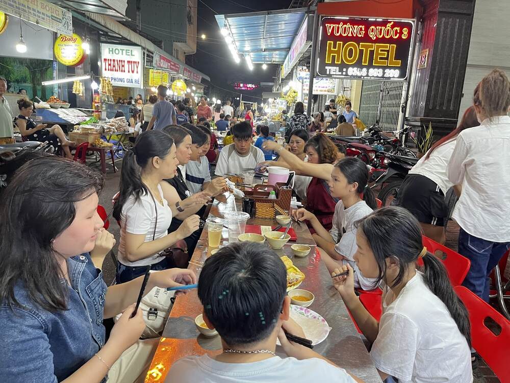 Phố ẩm thực Quy Nhơn mang đến cho bạn trải nghiệm đầy đủ hương vị của ẩm thực địa phương (Ảnh: Sưu tầm internet)