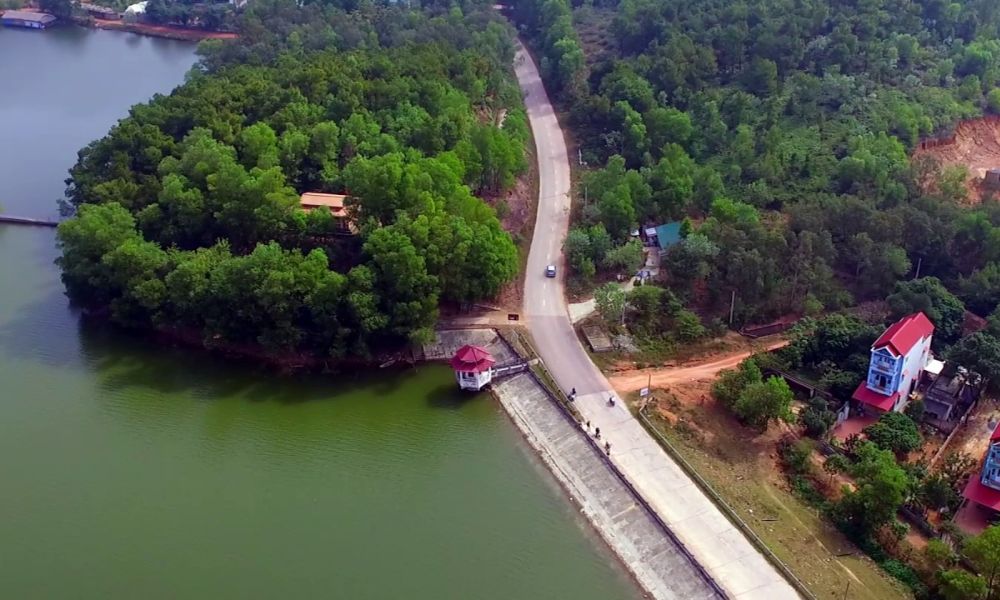 Hồ Đồng Quan cách chùa khoảng 15 km về phía tây bắc