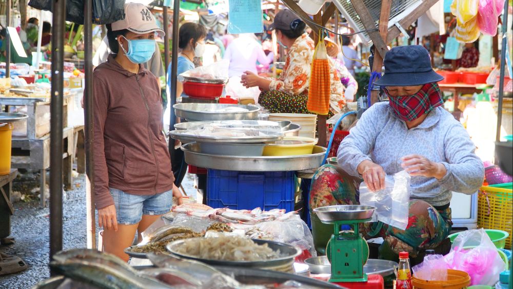 Các quầy thủy hải sản tươi sống tại chợ Xã Tây, Quận 5 