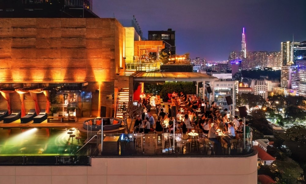 Toàn cảnh hình ảnh của Social Club Rooftop Bar Sài Gòn nhìn từ trên cao 