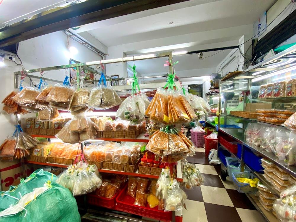 Bánh tráng Cô Năm được nhiều tín đồ ăn vặt Gò Vấp yêu thích nhờ đa dạng lựa chọn (Ảnh: BÁNH TRÁNG TRỘN CÔ NĂM)