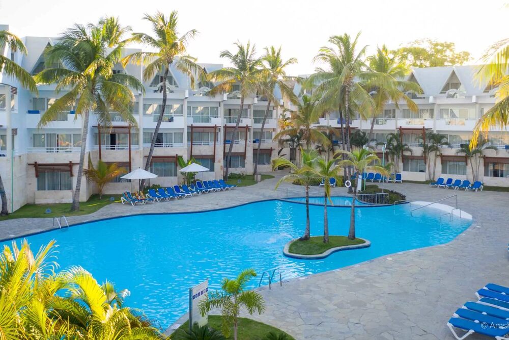 Casa Marina Resort mang đến một kỳ nghỉ hoàn hảo với các tiện ích cao cấp, không gian thiên nhiên tươi mát và bãi biển trong xanh, tạo nên trải nghiệm đáng nhớ (Ảnh sưu tầm internet)