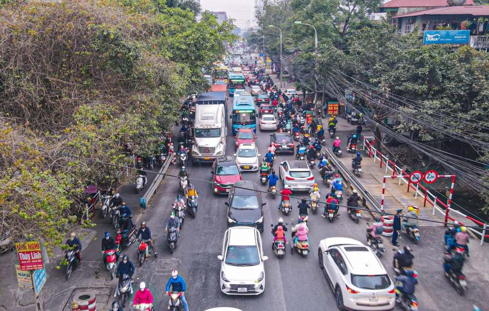 Bạn có thể di chuyển đến chùa Thông Sơn Tây bằng ô tô hoặc xe máy cá nhân