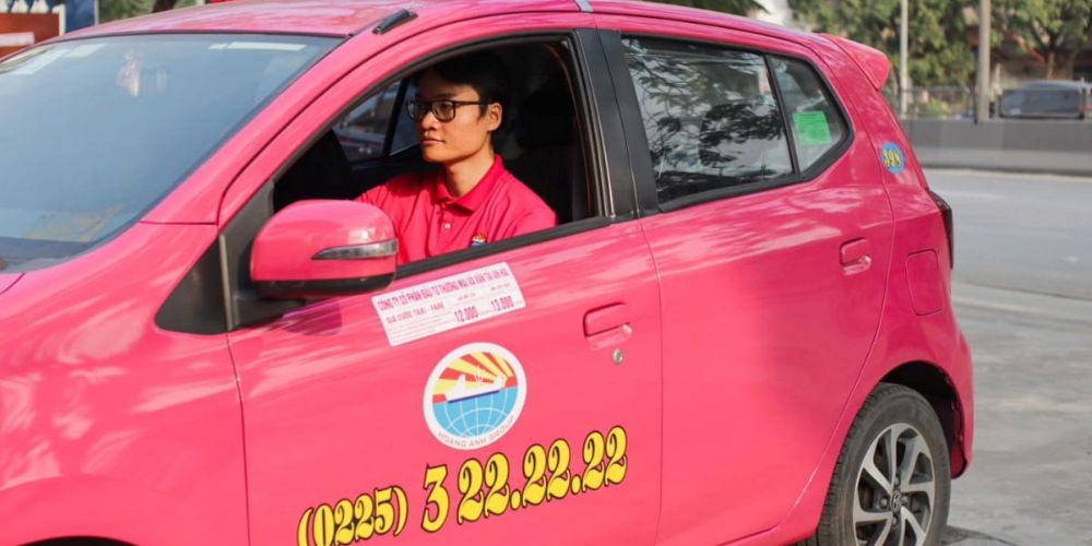 Khách hàng đặt taxi Hoàng Anh qua hotline 02253 222 222 để được hỗ trợ nhanh chóng 