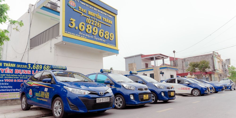 Taxi Nguyễn Thành nổi bật với màu xanh dương đặc trưng dễ nhận diện 