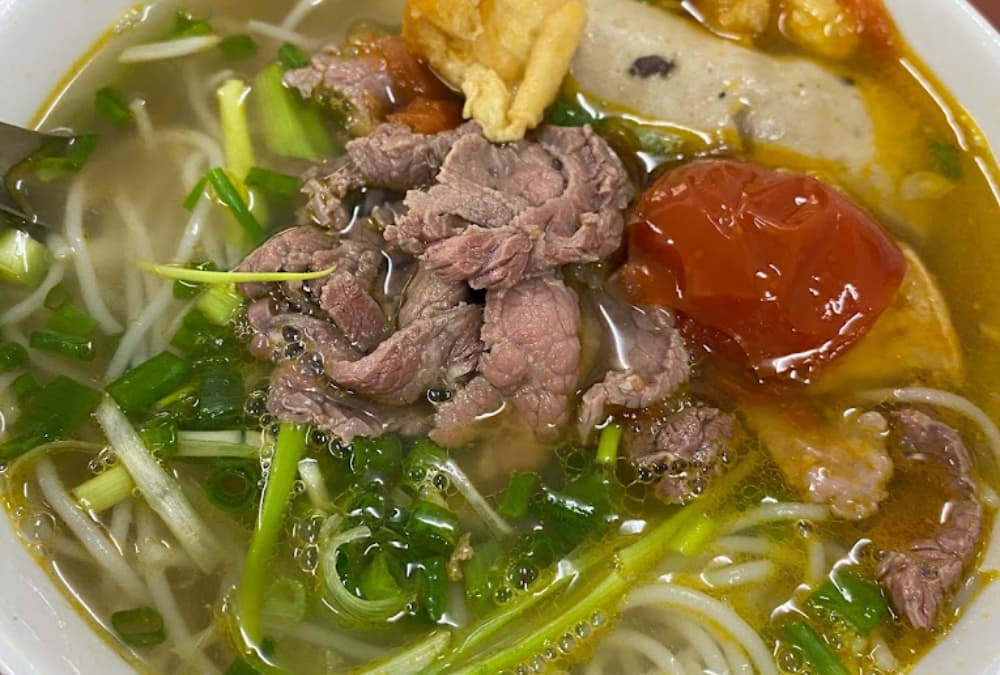 Canh bún cua có với các topping đi kèm như chả, thịt bò (Ảnh: Google Maps)