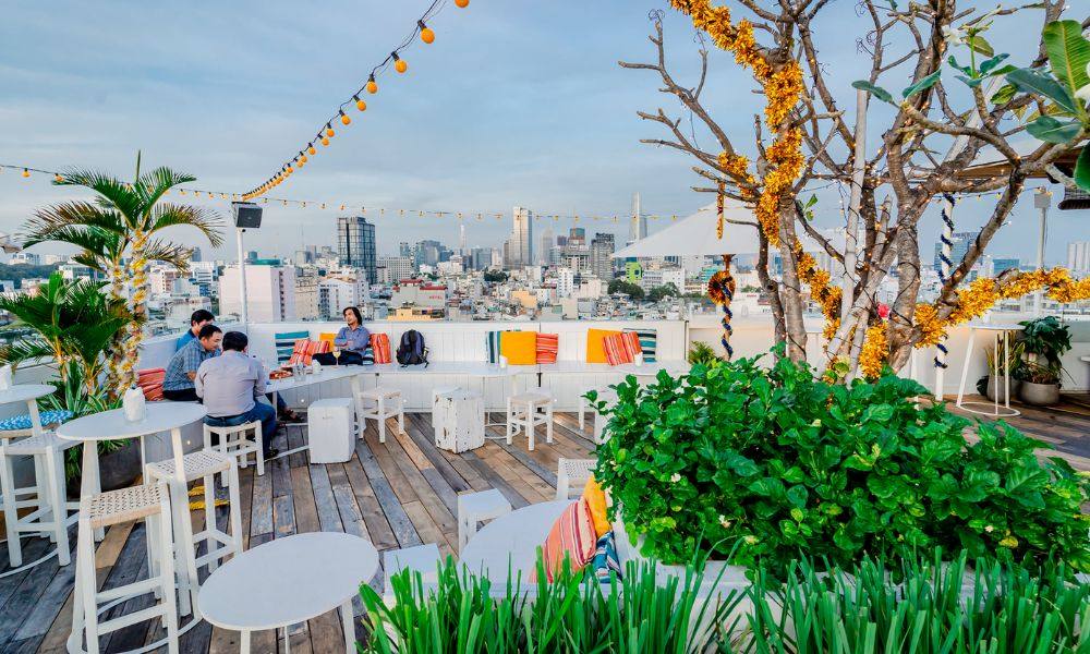 Không gian mang phong cách beach club ấn tượng của Banana Mama Rooftop Bar & Kitchen Saigon (Ảnh: Banana Mama) 