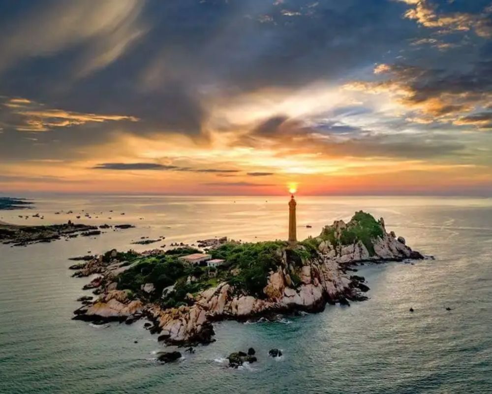 Mũi Kê Gà và hải đăng Kê Gà - ngôi sao mới nổi trên bản đồ Bình Thuận (Ảnh: Traveloka)