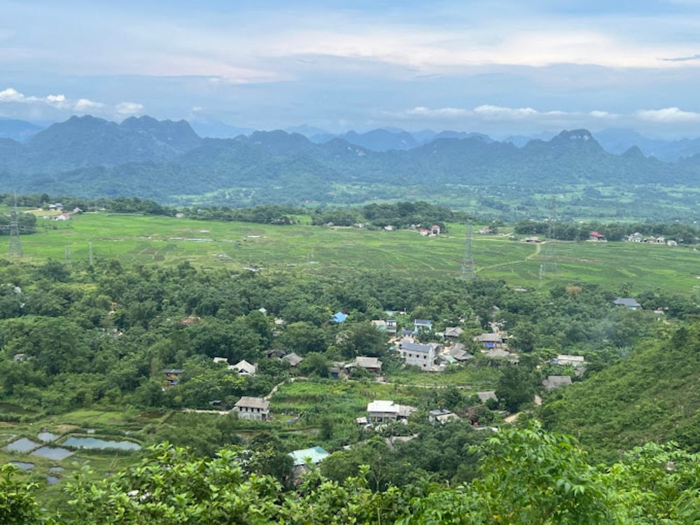 Từ đỉnh đèo, thung lũng Mai Châu hiện lên thơ mộng với những bản làng bình yên (Ảnh: Sưu tầm Internet)