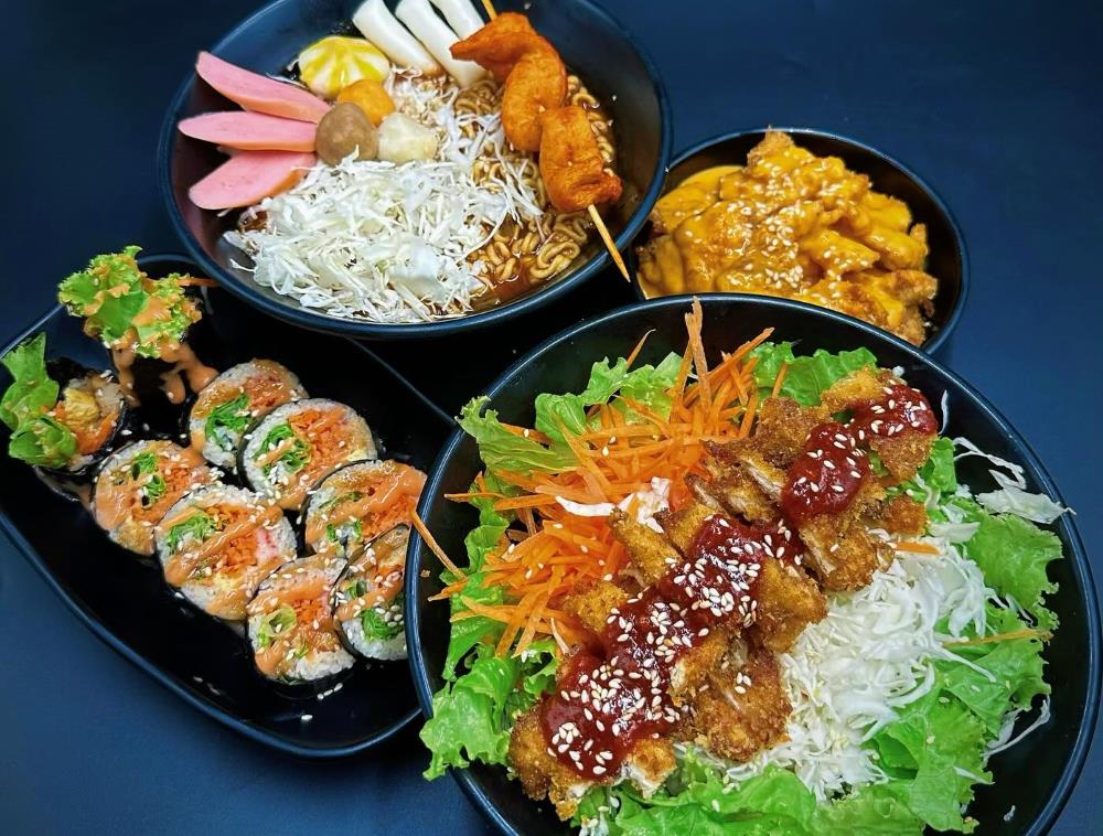 Món ăn được chế biến nóng hổi, sốt vừa miệng, topping đầy đặn và trang trí bắt mắt (Ảnh: Hangu.vn)