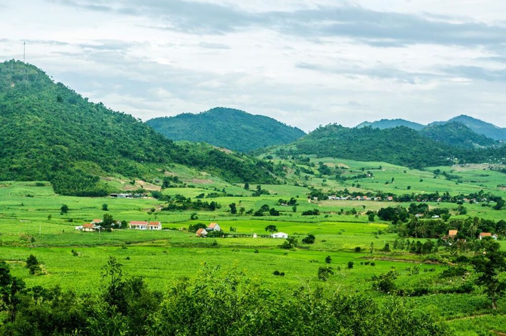 Cao nguyên Vân Hòa với độ cao khoảng 400m, có khí hậu mát mẻ quanh năm