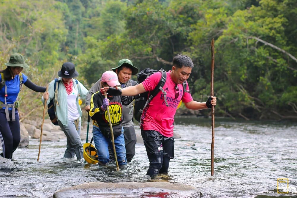 Không thể bỏ qua hành trình trekking xuyên rừng tại khu du lịch sinh quyển Kon Hà Nừng (Ảnh: Sưu tầm Internet)