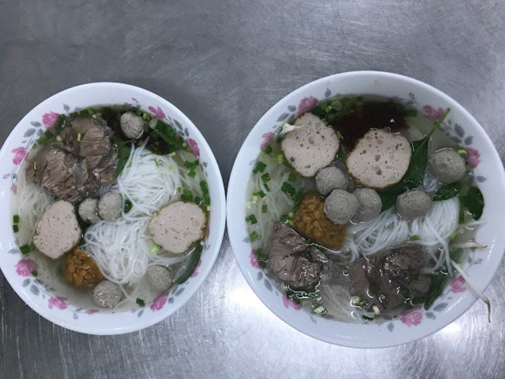 Bún bò viên Cô Hoa, hương vị đặc trưng làm nên tên tuổi món ăn ngon chợ Vườn Chuối (Ảnh: Sưu tầm Internet)