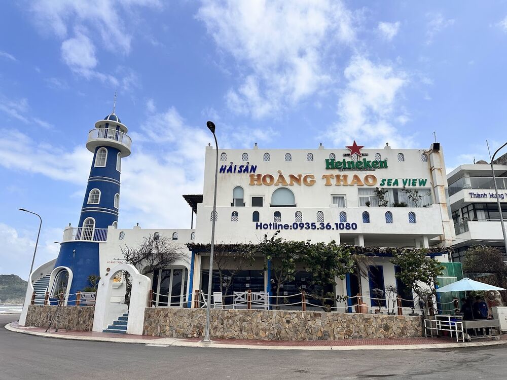 Tại Hoàng Thao Sea View, bạn sẽ thưởng thức hải sản cao cấp trong không gian sang trọng, lãng mạn với view biển tuyệt vời (Ảnh: Sưu tầm internet)