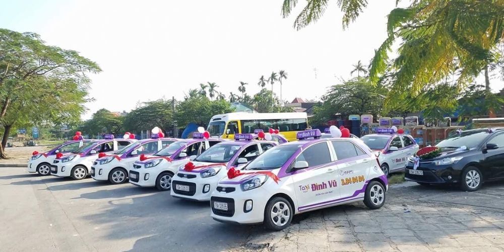 Taxi Đình Vũ với màu trắng sọc tím đặc trưng dễ nhận diện 