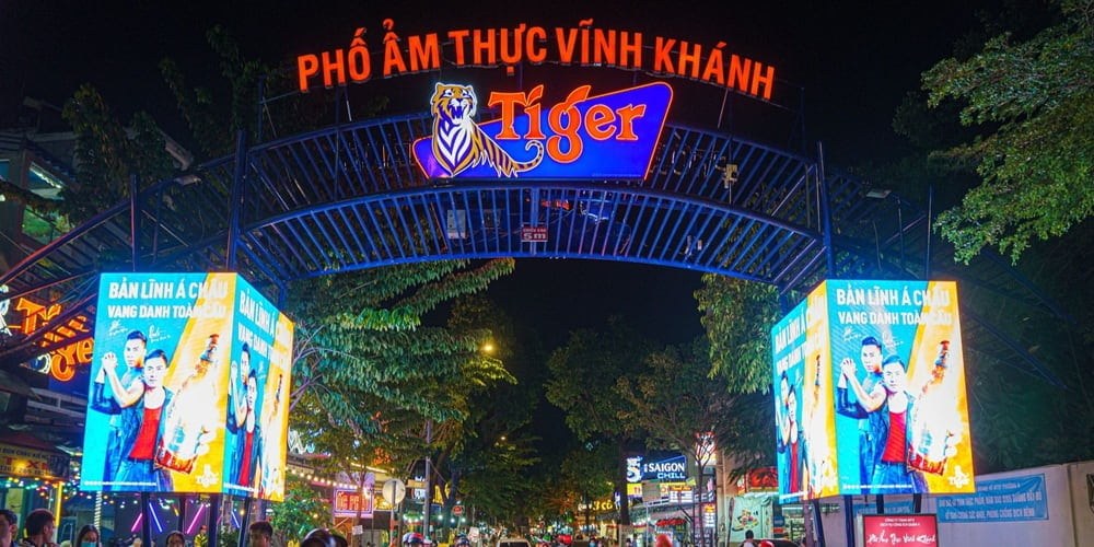 Phố ẩm thực Vĩnh Khánh từ lâu đã thu hút thực khách bởi những món ăn hấp dẫn (Ảnh: Sưu tầm Internet)