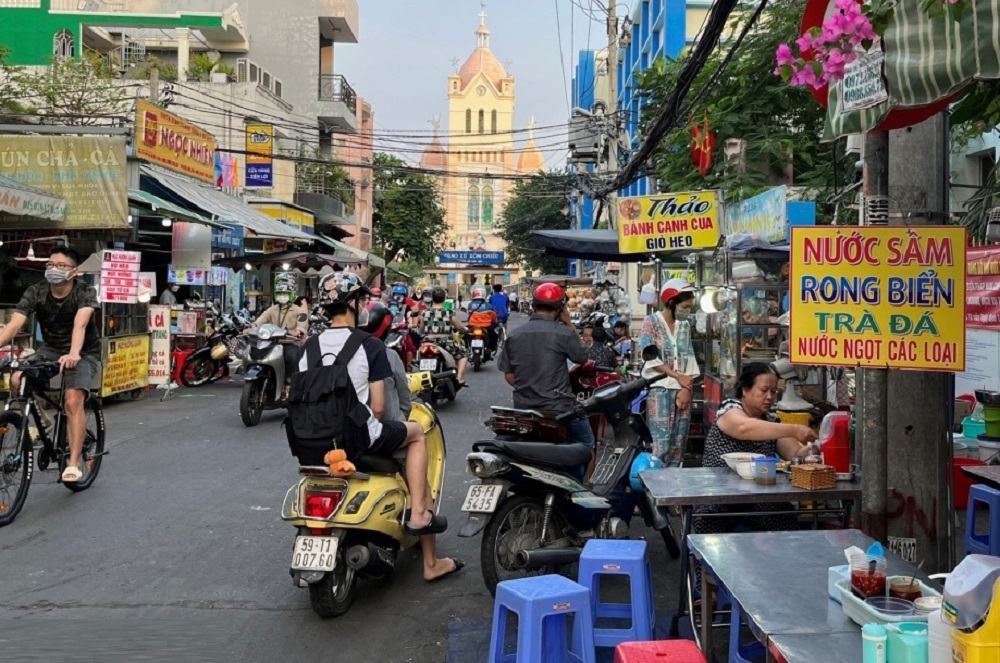 Con phố Chợ 200 tấp nập hàng quán ăn uống