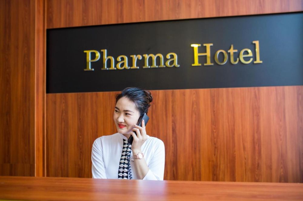 Nhân viên lễ tân nhiệt tình tại Pharma Hotel Điện Biên 