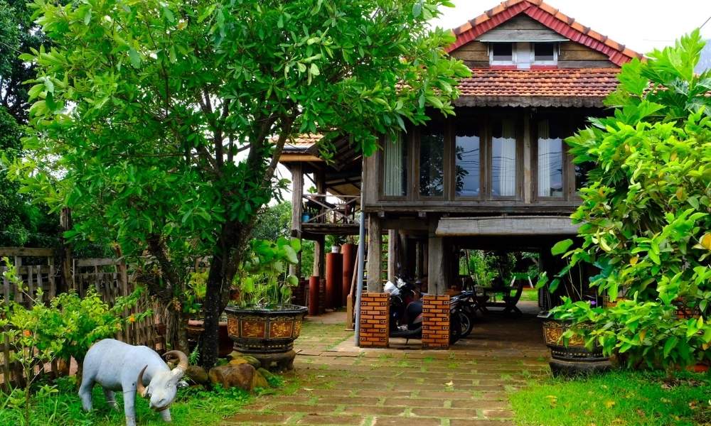 Plei Homestay & Café có kiến trúc nhà sàn truyền thống với năm gian nhà gỗ lợp ngói, ban công hướng vườn (Ảnh: Sưu tầm Internet)