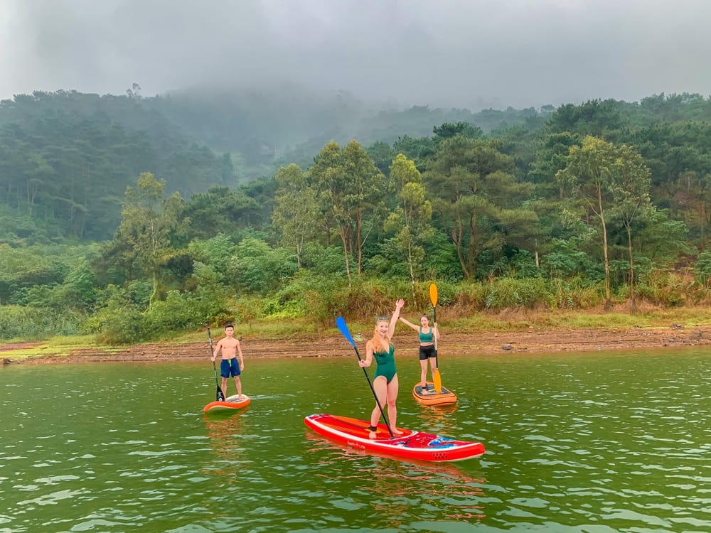 Chèo thuyền kayak là hoạt động được rất nhiều người yêu thích tại hồ Đồng Đò (Ảnh: Sưu tầm Internet)