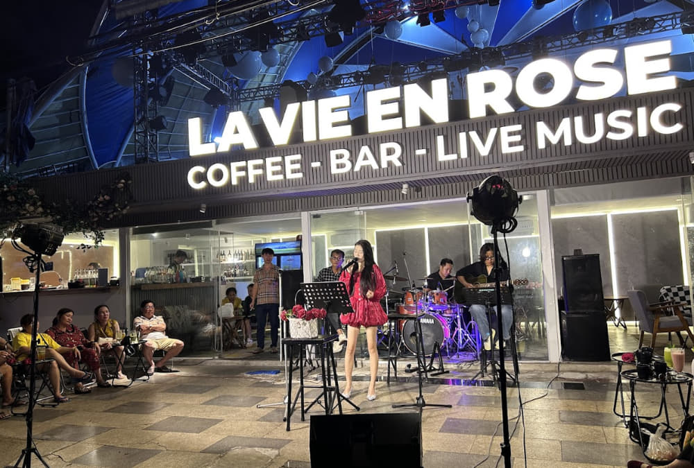 La Vie En Rose là một trong số ít quán cafe phục vụ hát live tại Vũng Tàu (Ảnh: Sưu tầm Internet)